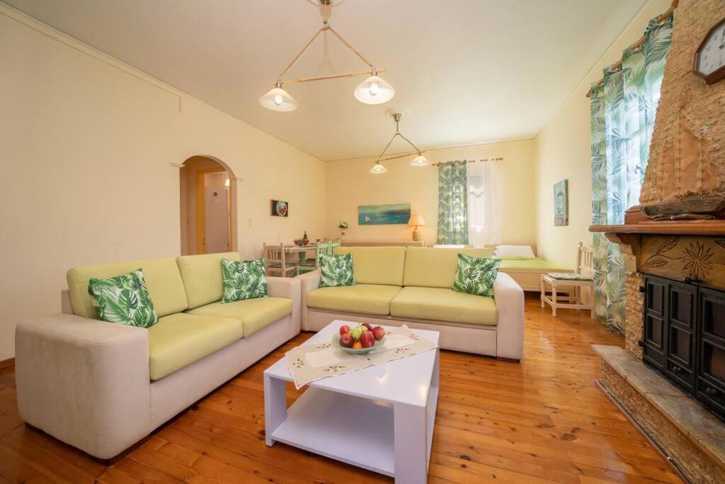 Photo of Livingroom in Frourion