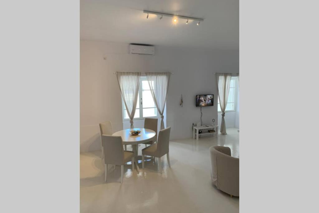 Photo of Livingroom in Paleopolis