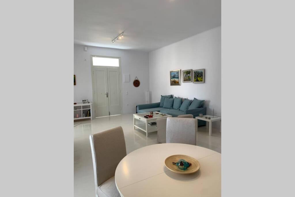 Photo of Livingroom in Paleopolis