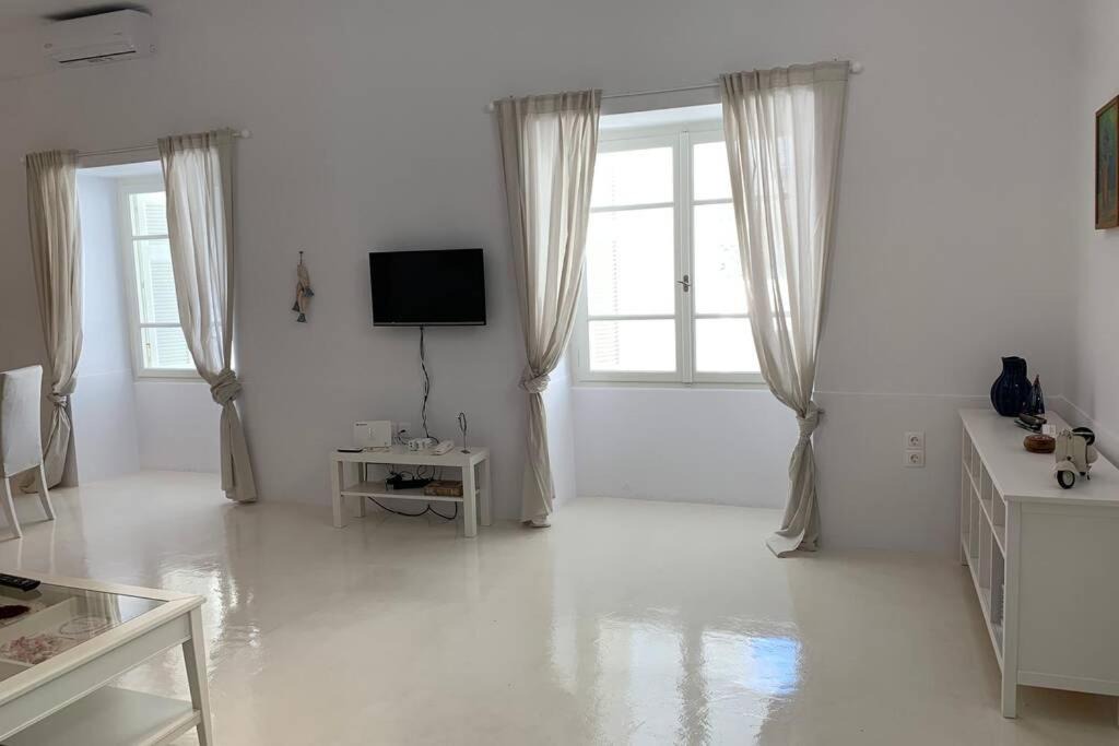 Photo of Livingroom in Paleopolis