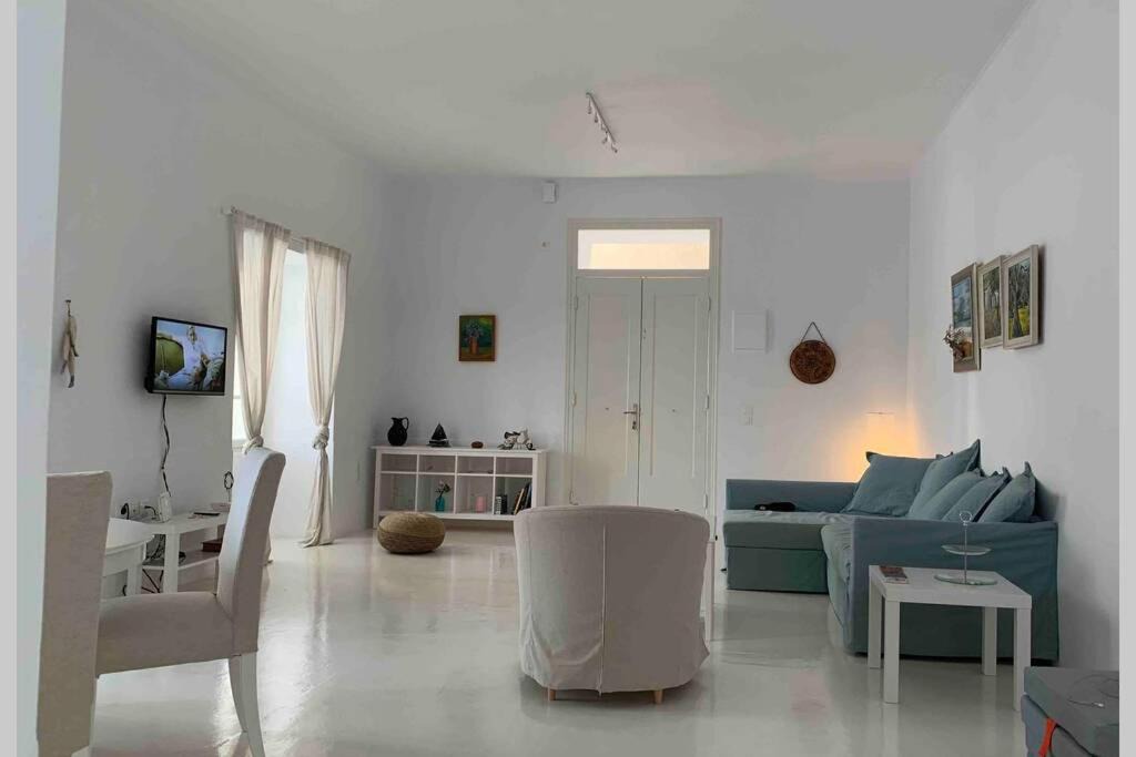 Photo of Livingroom in Paleopolis