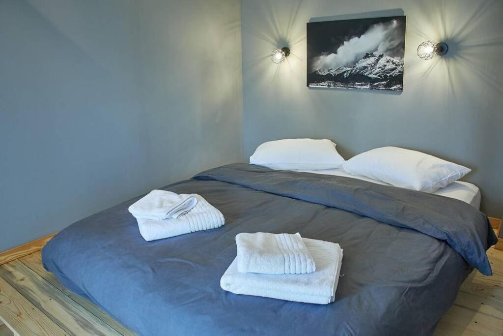 Photo of Bedroom in Drama