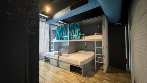 Bunk Bed in Mixed Dormitory Room