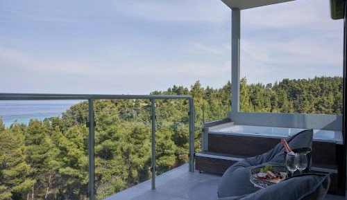 Honeymoon Suite with Outdoor Hot tub & Sea View