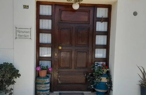 Heraklion Apartment | Venetian garden Ενα μικρό ανεξάρτητο καταφύγιο μέσα και έξω σπό την πόλη .