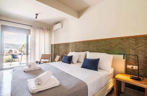 Episkopos House | Sea & Pool View Suite