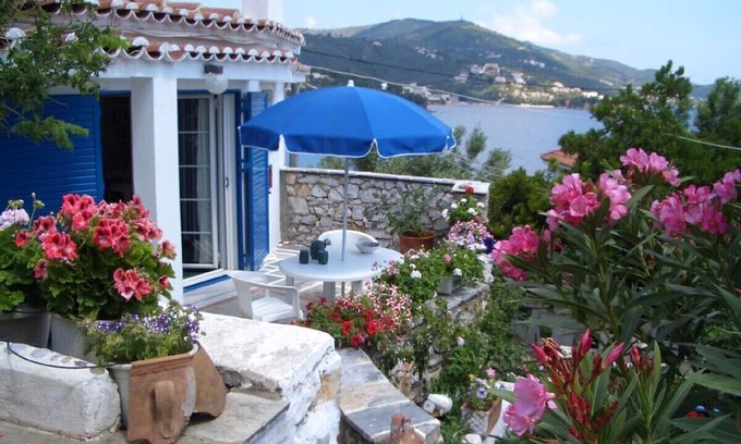 Skiathos House | Komfort-villa im Blütenparadies mit Strandzugang