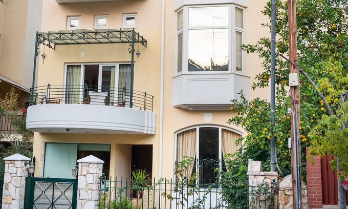Palaio Faliro House | Artistic family villa for families 12pax